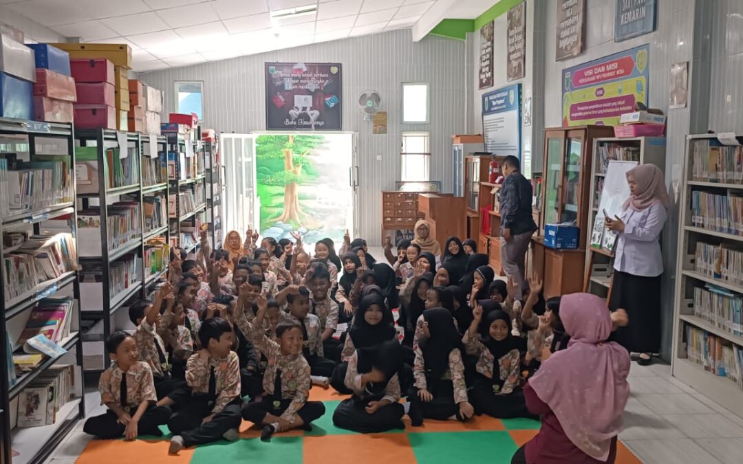 Departemen Manajemen Pendidikan UM Dampingi BBGTK Jatim Hibahkan Buku untuk Memperkuat Akses Pembelajaran Siswa SD